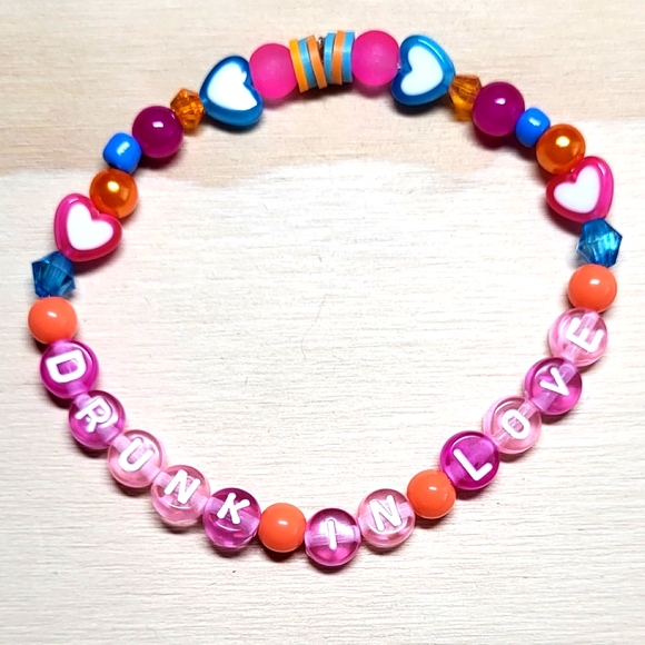 "Track 17!" Taylor Swift Friendship Bracelet - Picture 2 of 4